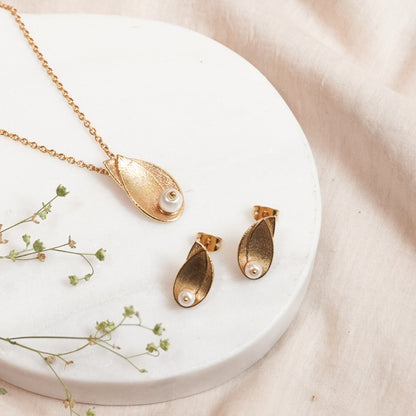 The Gold Pearl Leaf Pendant Necklace