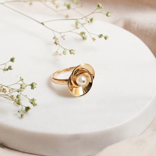 The Pearl in the rose ring