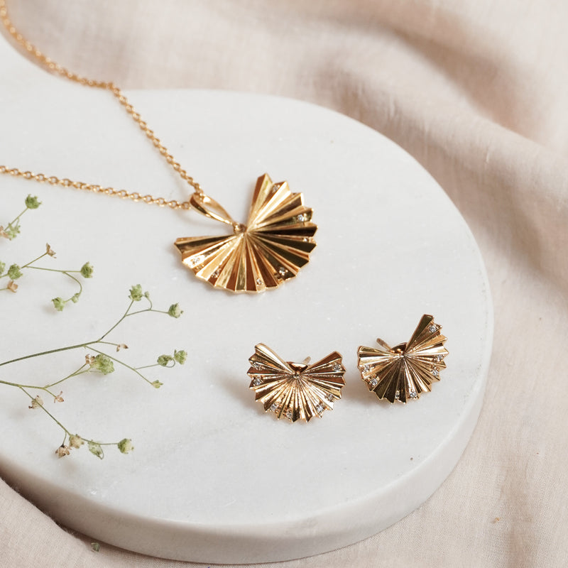 The Shining Gold Shell Pendant Necklace