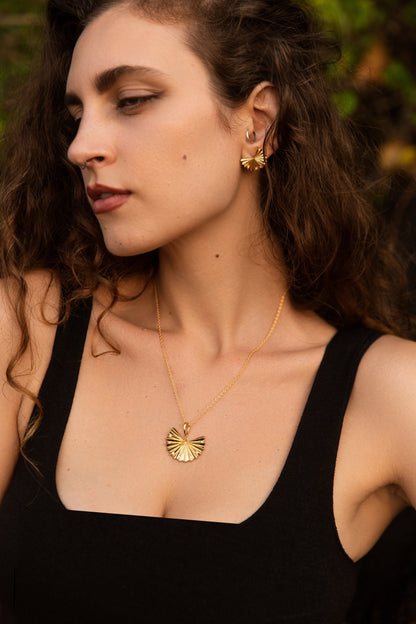 The Shining Gold Shell Pendant Necklace