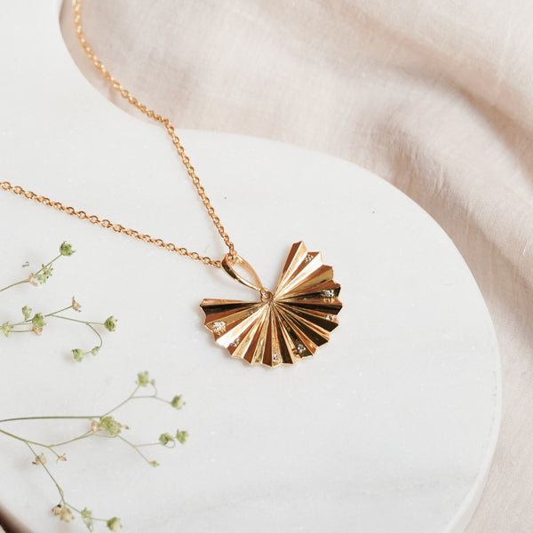 The Shining Gold Shell Pendant Necklace