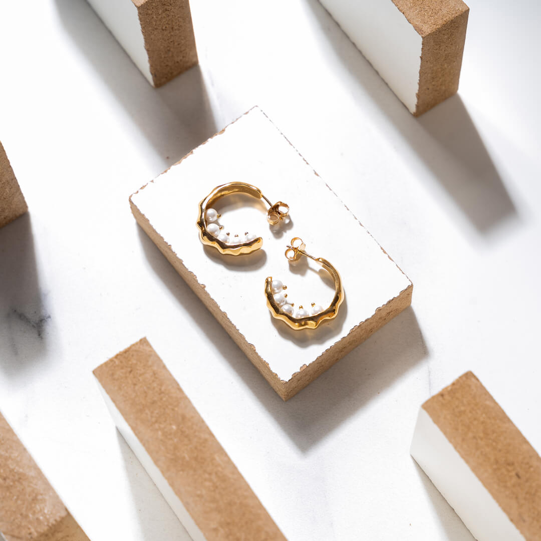 Pearls of gold hoops by miira